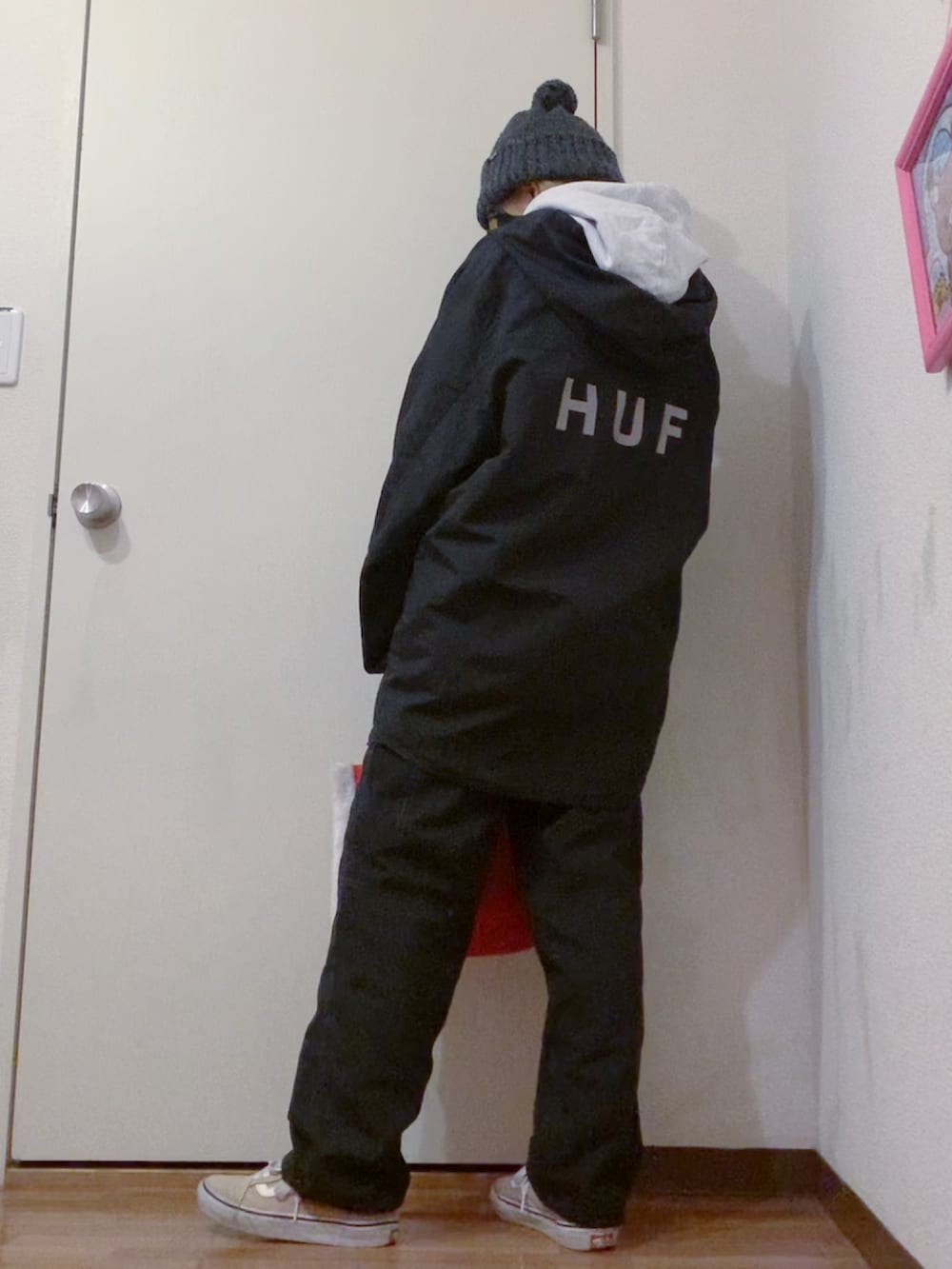 ブラック系のナイロンジャケット、ホワイト系のTシャツ/カットソー、ブラック系のカーゴパンツを着用したレディースの春コーディネートの3枚目の写真