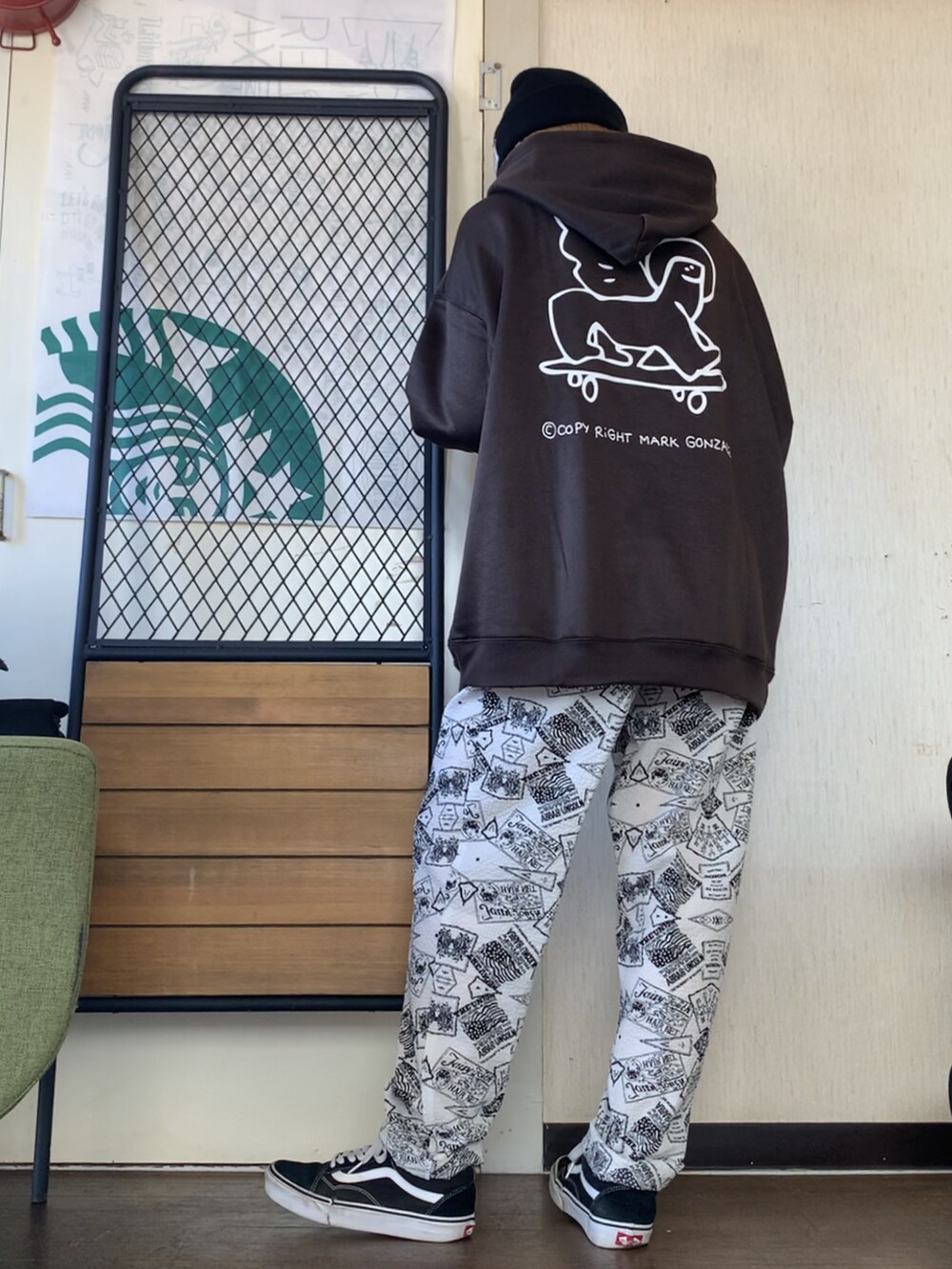 ブラック系のパーカー、ブラック系のニット/セーター、ホワイト系のその他パンツを着用したレディースの冬コーディネートの3枚目の写真