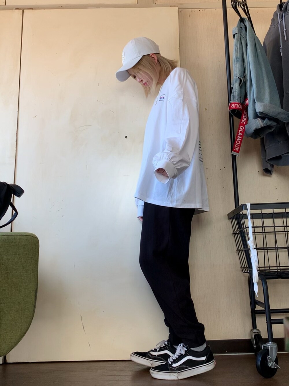 ホワイト系のTシャツ/カットソー、ブラック系のその他パンツ、ブラック系のスニーカーを着用したレディースの秋コーディネートの2枚目の写真