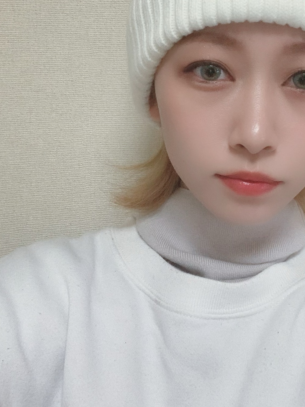 ホワイト系のニット/セーター、ホワイト系のスウェット、ブラック系のダウンジャケット/コートを着用したレディースの冬コーディネートの5枚目の写真