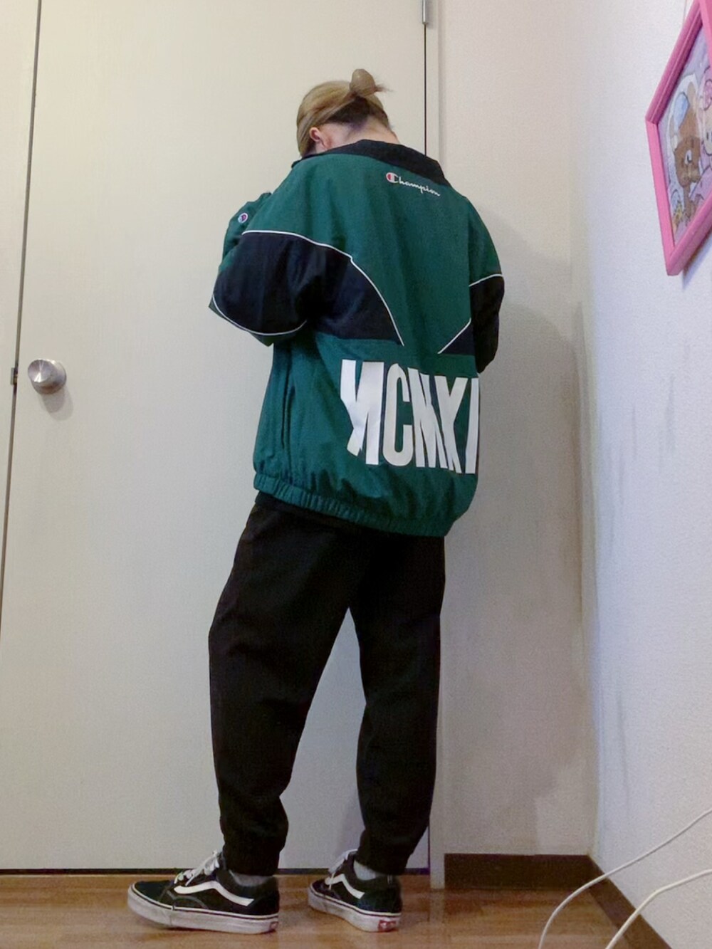 ブラック系のTシャツ/カットソー、グリーン系のブルゾン、ブラック系のその他パンツを着用したレディースの春コーディネートの3枚目の写真