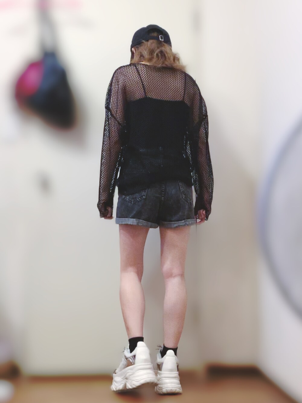 ブラック系のキャミソール、ブラック系のその他トップス、ブラック系のデニムパンツを着用したレディースの夏コーディネートの2枚目の写真