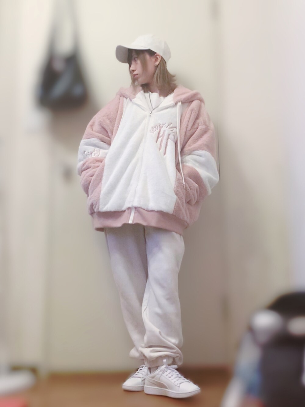 ピンク系のブルゾン、ホワイト系のスウェットパンツ、ホワイト系のスニーカーを着用したレディースの春コーディネートの2枚目の写真