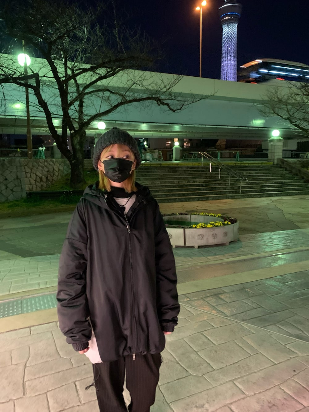 ブラック系のマウンテンパーカー、ブラック系のその他パンツ、ブラック系のスニーカーを着用したレディースの春コーディネートの4枚目の写真