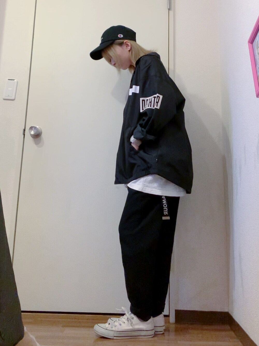 ホワイト系のTシャツ/カットソー、ブラック系のナイロンジャケット、ブラック系のデニムパンツを着用したレディースの春コーディネートの4枚目の写真