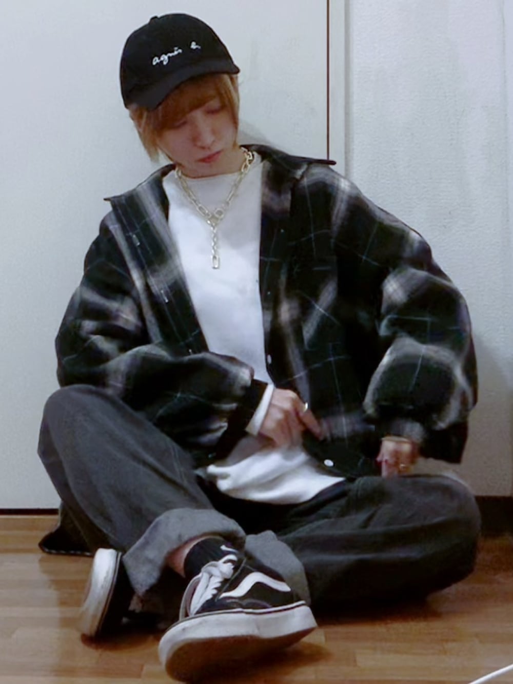 ホワイト系のスウェット、ホワイト系のTシャツ/カットソー、ホワイト系のシャツ/ブラウスを着用したレディースの秋コーディネートの3枚目の写真