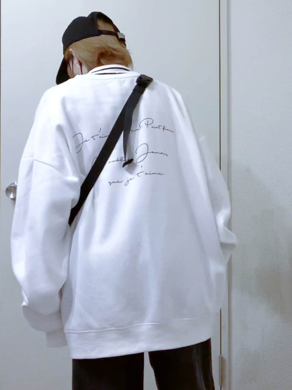 ホワイト系のスウェット、ホワイト系のTシャツ/カットソー、ホワイト系のシャツ/ブラウスを着用したレディースの秋コーディネートの5枚目の写真