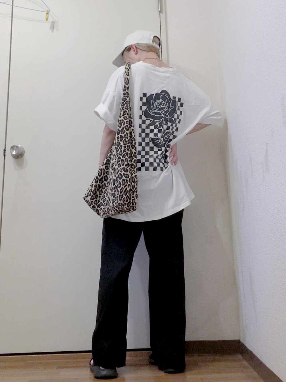 ホワイト系のTシャツ/カットソー、ブラック系のその他パンツ、ブラック系のサンダルを着用したレディースの夏コーディネートの2枚目の写真