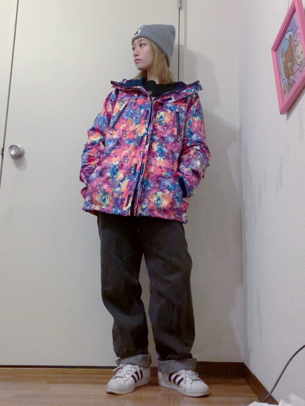 ピンク系のジャケット/アウター、ブラック系のスウェット、ブラック系のデニムパンツを着用したレディースの春コーディネートの2枚目の写真