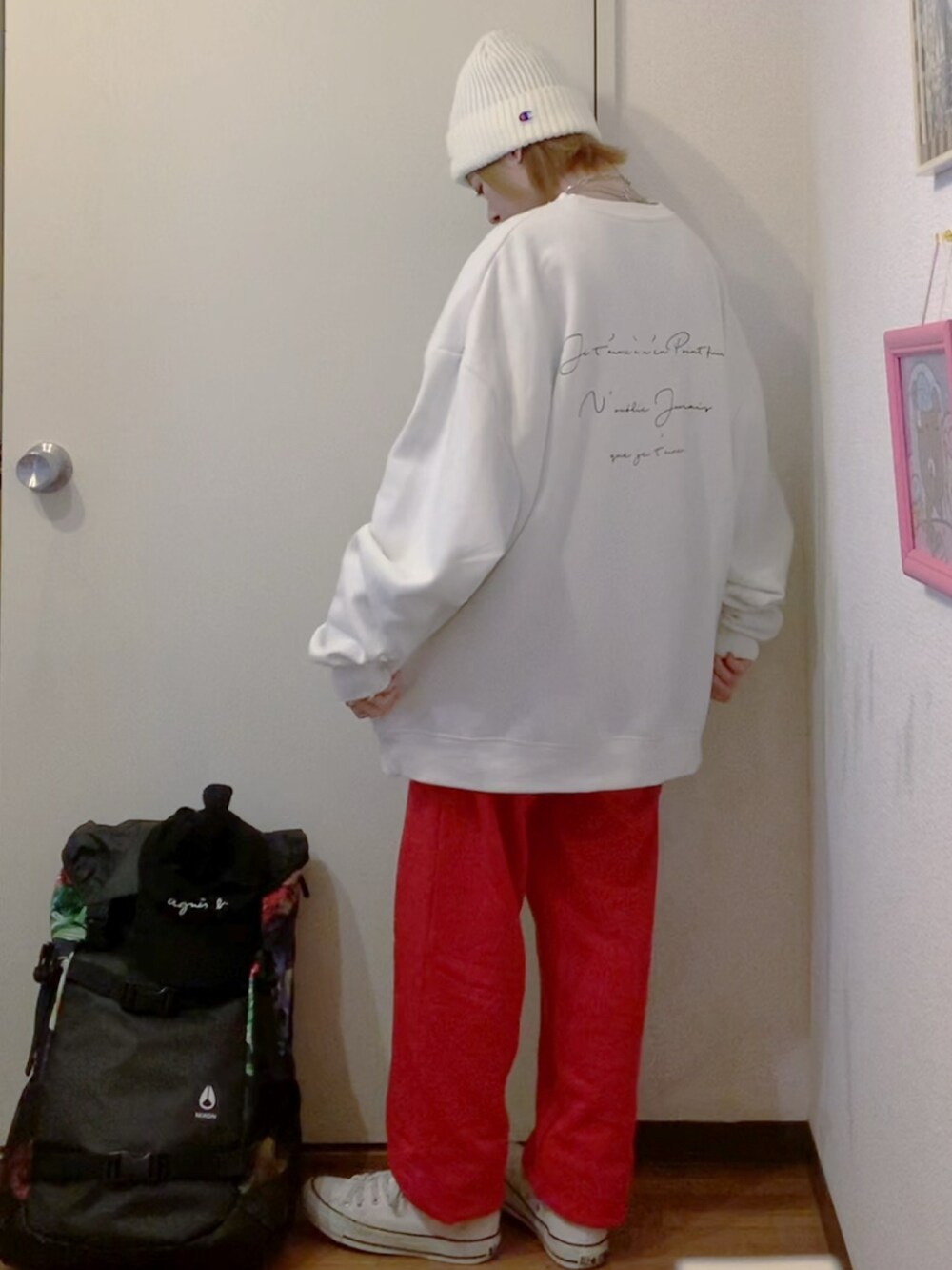 ホワイト系のスウェット、ホワイト系のブルゾン、レッド系のスウェットパンツを着用したレディースの冬コーディネートの5枚目の写真