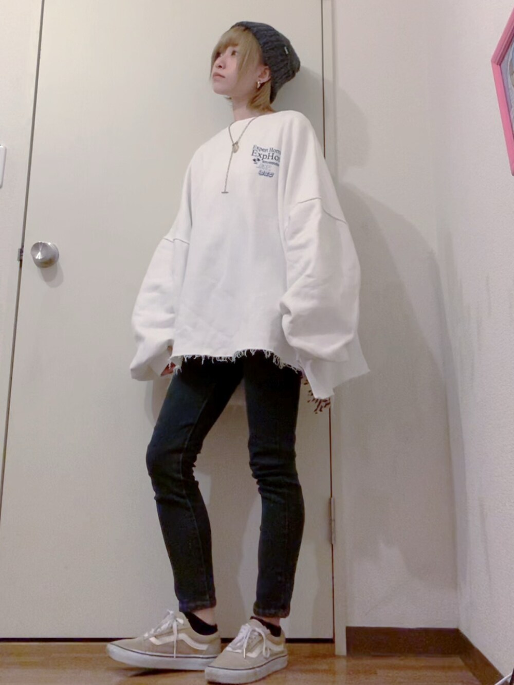 ホワイト系のスウェット、ブラック系のデニムパンツ、ベージュ系のダウンジャケット/コートを着用したレディースの冬コーディネートの3枚目の写真