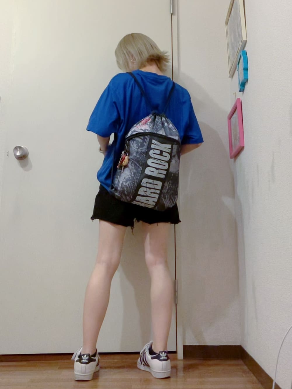 ブルー系のTシャツ/カットソー、ホワイト系のスニーカー、その他のベルトを着用したレディースの秋コーディネートの3枚目の写真