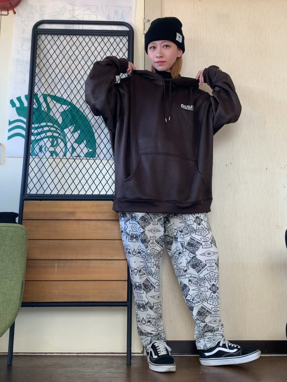 ブラック系のパーカー、ブラック系のニット/セーター、ホワイト系のその他パンツを着用したレディースの冬コーディネートの2枚目の写真