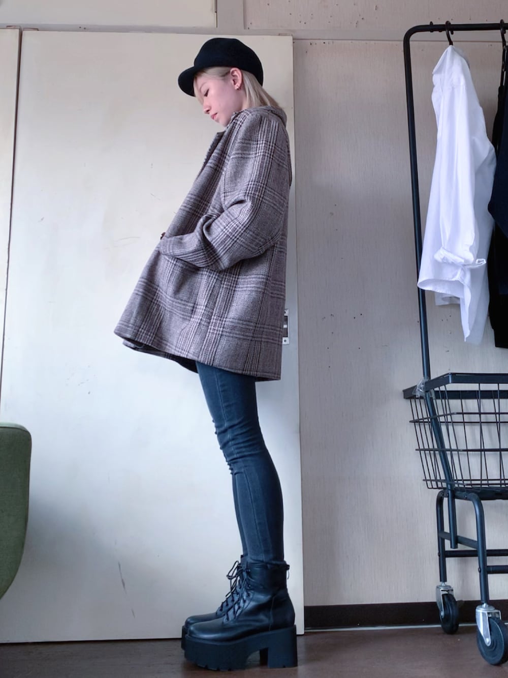 ブラウン系のテーラードジャケット、ブラック系のニット/セーター、ブラック系のデニムパンツを着用したレディースの秋コーディネートの2枚目の写真