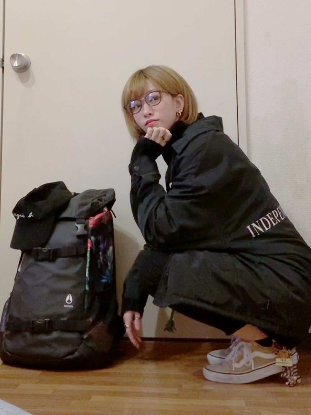 ブラック系のニット/セーター、ブラック系のナイロンジャケット、ベージュ系のスニーカーを着用したレディースの秋コーディネートの3枚目の写真