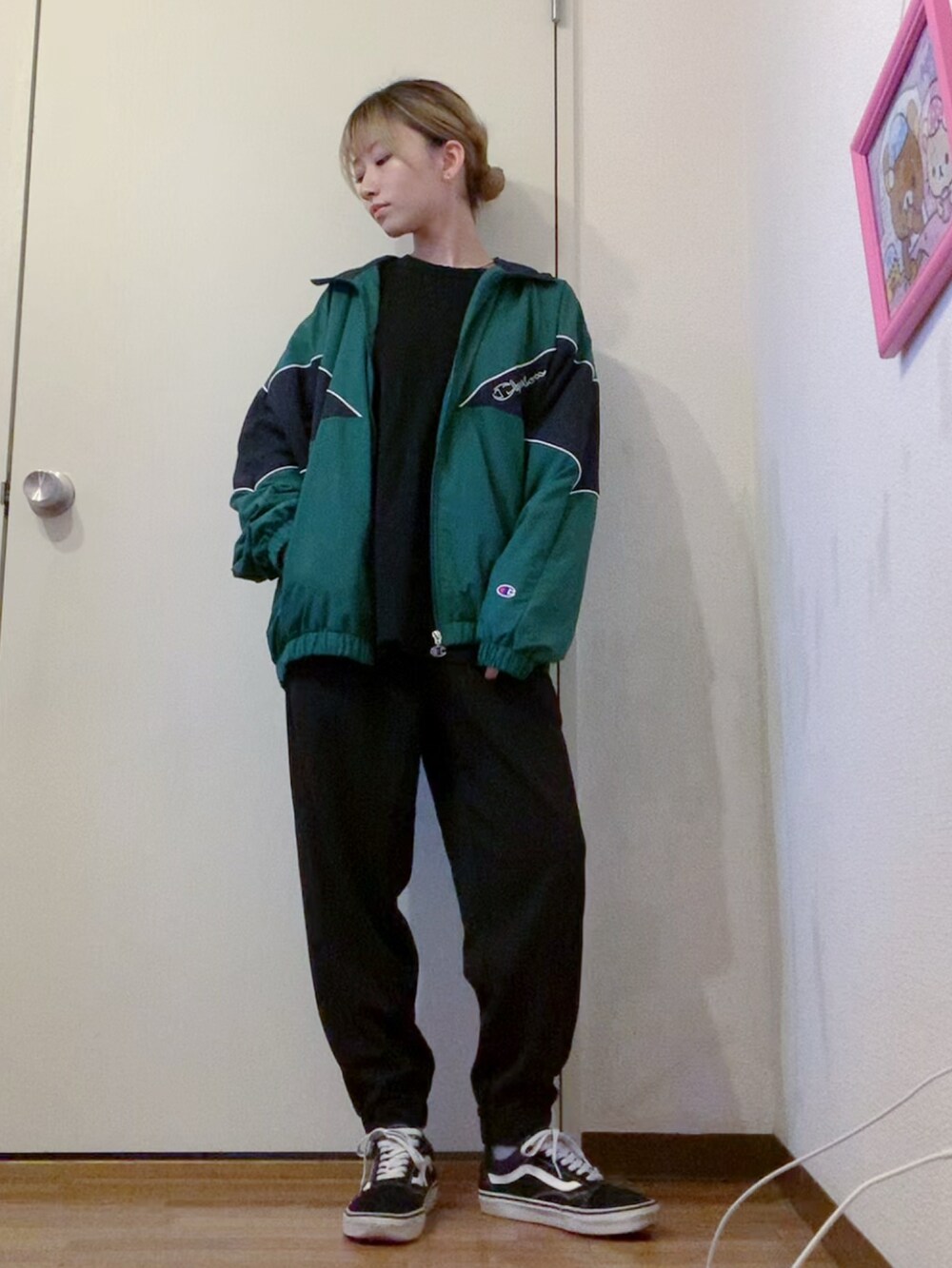 ブラック系のTシャツ/カットソー、グリーン系のブルゾン、ブラック系のその他パンツを着用したレディースの春コーディネートの4枚目の写真