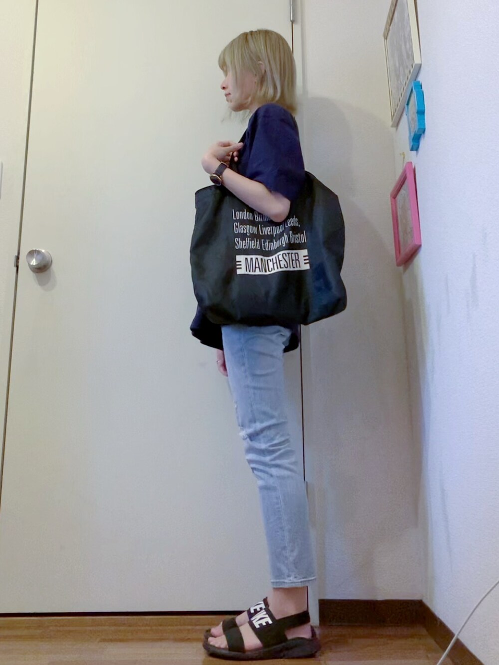 ブルー系のTシャツ/カットソー、ブルー系のデニムパンツ、ブラック系のサンダルを着用したレディースの夏コーディネートの3枚目の写真