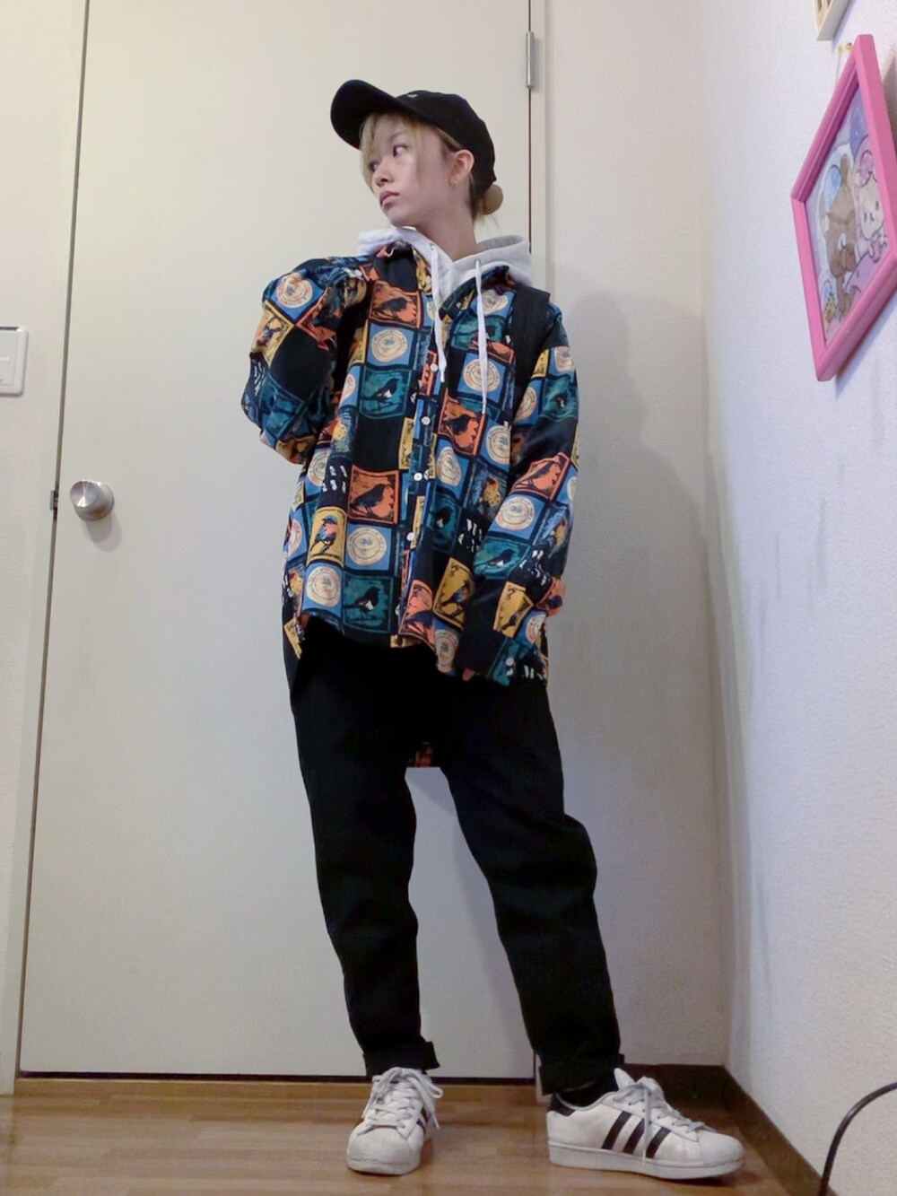 ブラック系のシャツ/ブラウス、グレー系のパーカー、ブラック系のデニムパンツを着用したレディースの春コーディネートの3枚目の写真