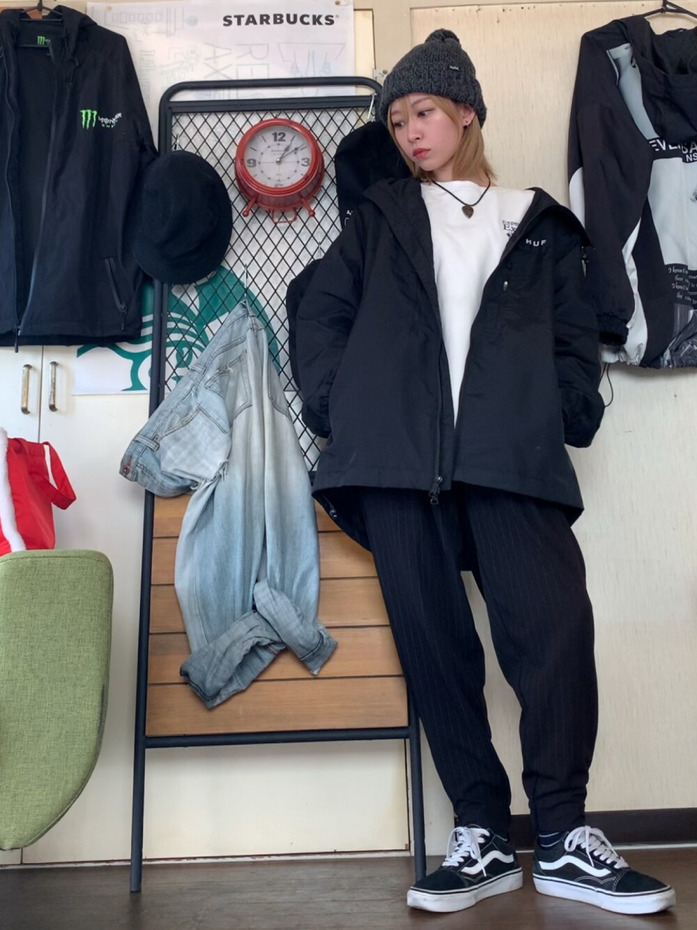 ホワイト系のスウェット、ブラック系のその他パンツ、ブラック系のナイロンジャケットを着用したレディースの春コーディネートの3枚目の写真