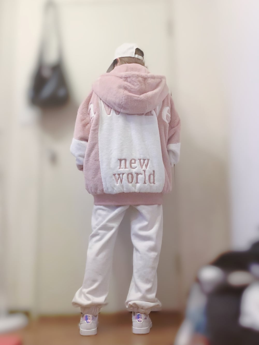 ピンク系のブルゾン、ホワイト系のスウェットパンツ、ホワイト系のスニーカーを着用したレディースの春コーディネートの3枚目の写真