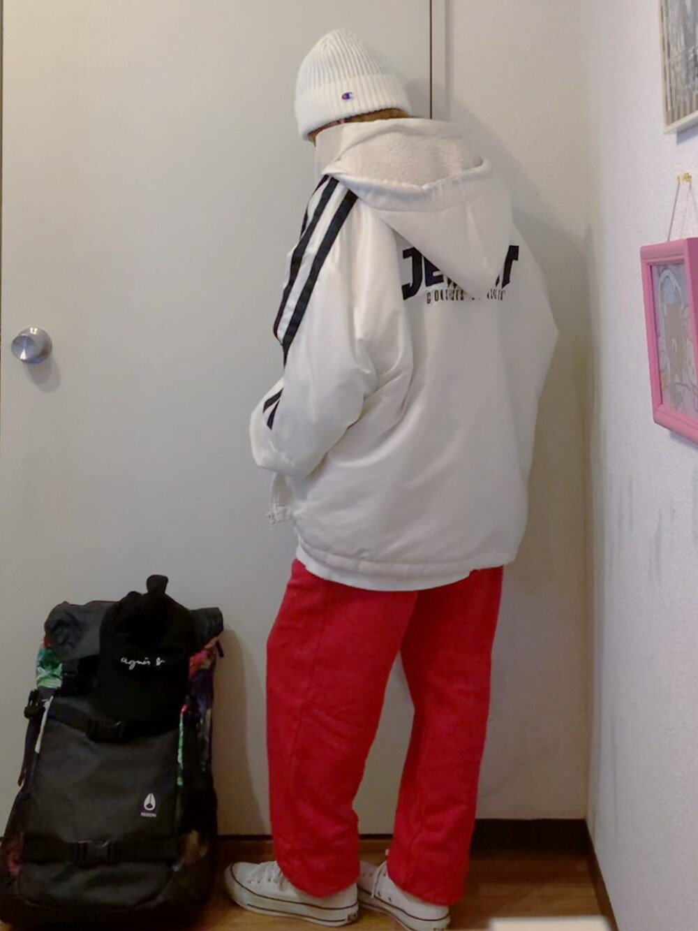 ホワイト系のスウェット、ホワイト系のブルゾン、レッド系のスウェットパンツを着用したレディースの冬コーディネートの3枚目の写真
