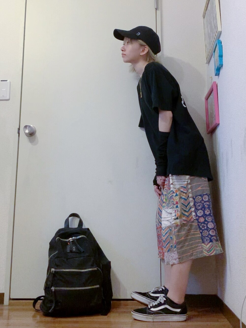 ブラック系のTシャツ/カットソー、ベージュ系のその他パンツ、ブラック系のスニーカーを着用したレディースの秋コーディネートの3枚目の写真