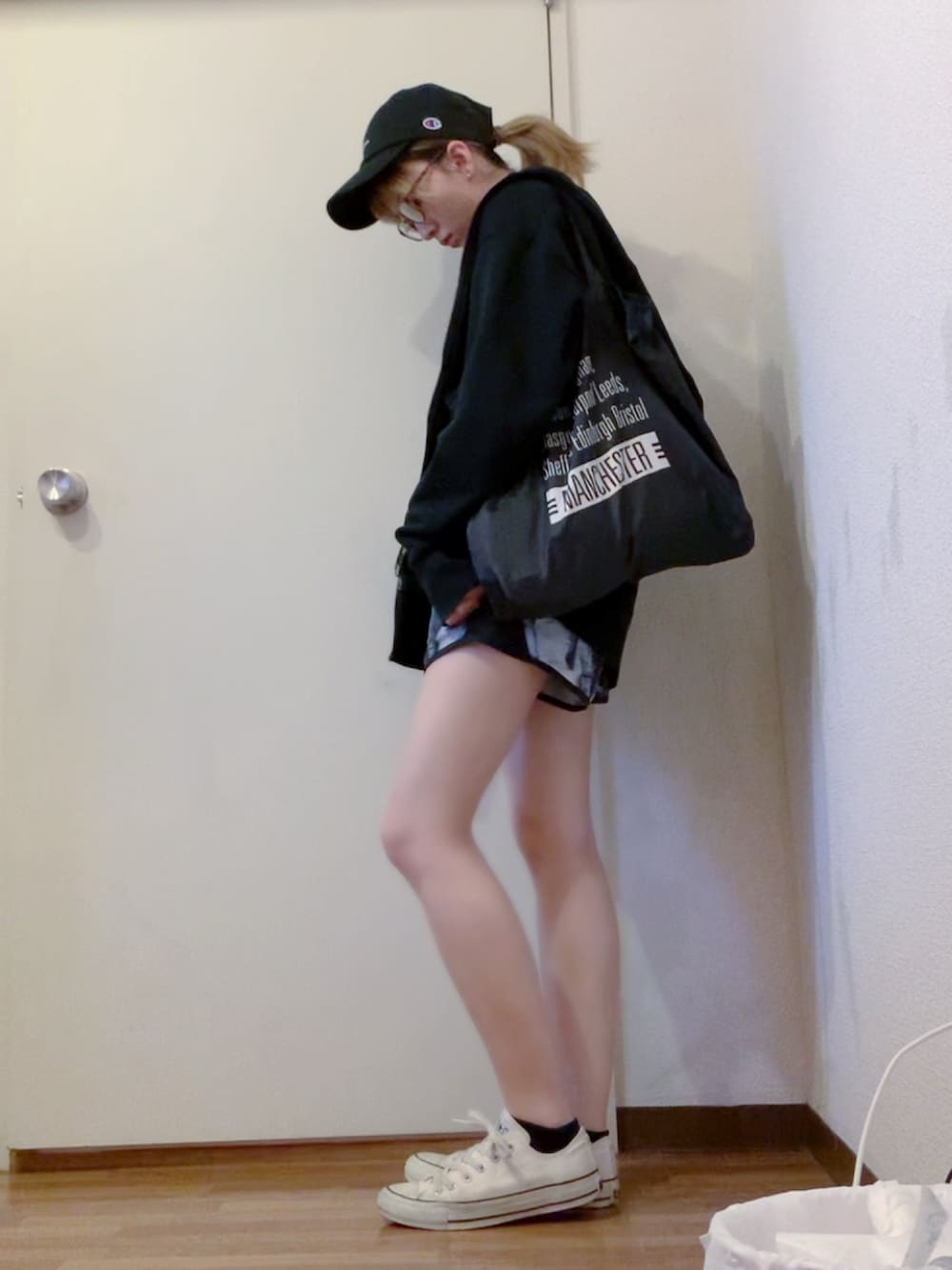 ブラック系のTシャツ/カットソー、グレー系のその他パンツ、ブラック系のパーカーを着用したレディースの夏コーディネートの3枚目の写真