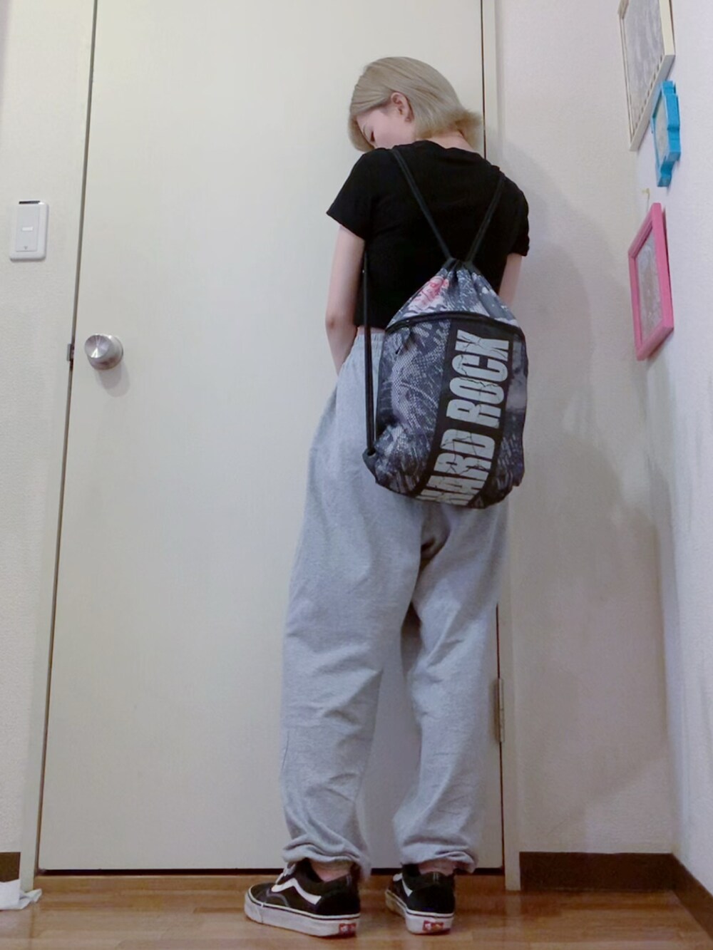 ブラック系のTシャツ/カットソー、グレー系のスウェットパンツ、ブラック系のスニーカーを着用したレディースの夏コーディネートの2枚目の写真