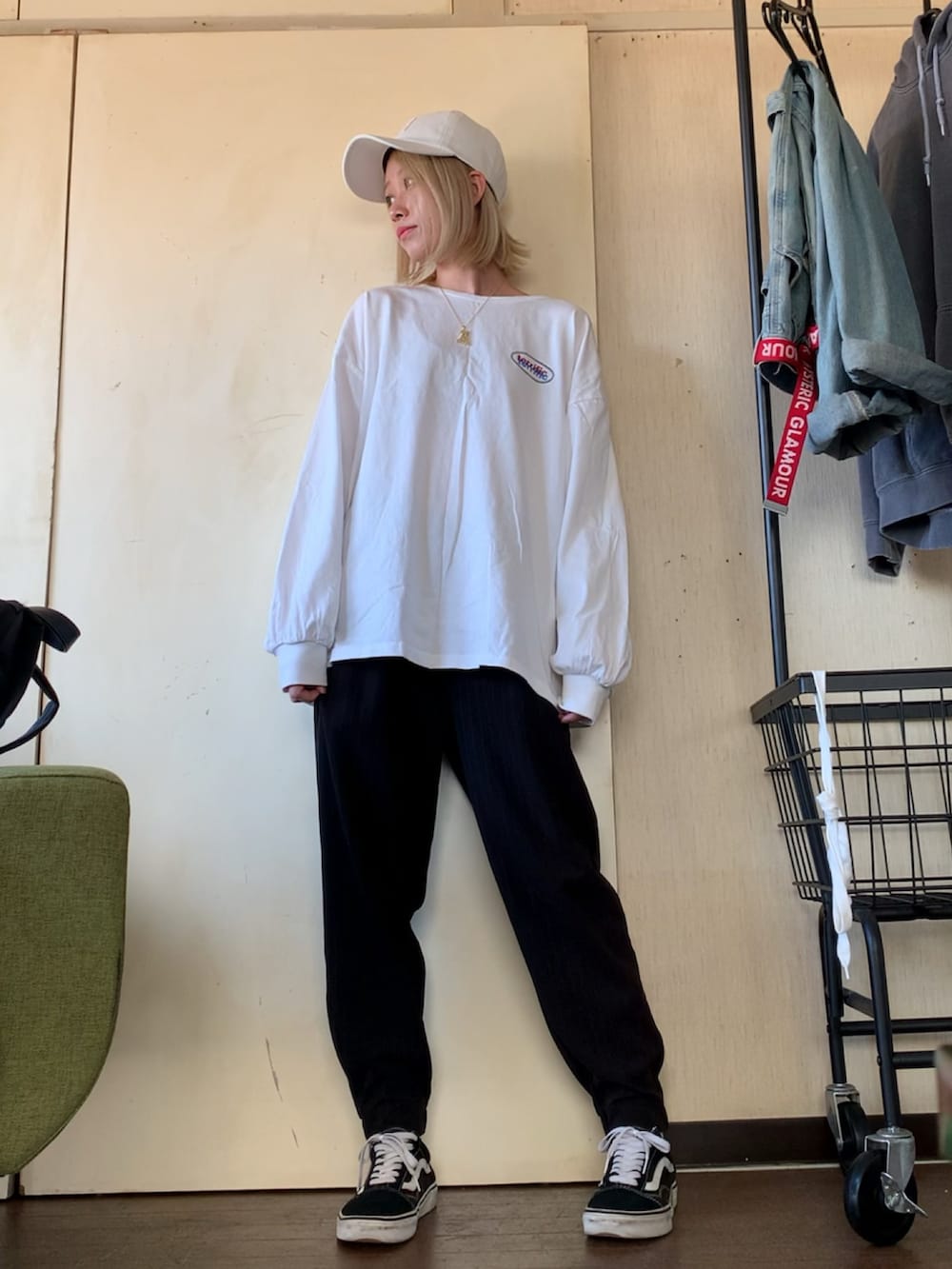 ホワイト系のTシャツ/カットソー、ブラック系のその他パンツ、ブラック系のスニーカーを着用したレディースの秋コーディネートの3枚目の写真