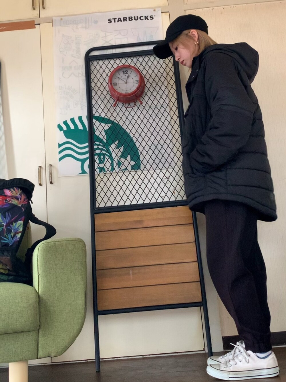 ブラック系のその他アウター、ブラック系のニット/セーター、ブラック系のその他パンツを着用したレディースの冬コーディネートの2枚目の写真