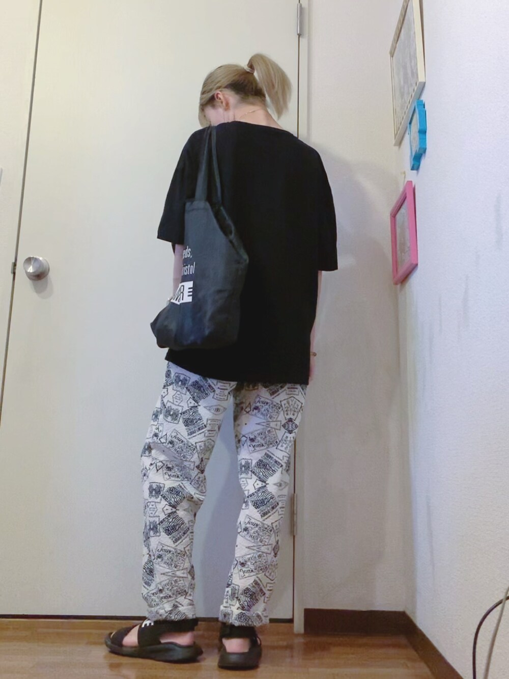 ブラック系のTシャツ/カットソー、ホワイト系のその他パンツ、ブラック系のサンダルを着用したレディースの夏コーディネートの3枚目の写真