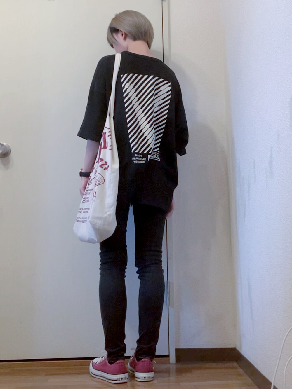 ブラック系のTシャツ/カットソー、ブラック系のデニムパンツ、レッド系のスニーカーを着用したレディースの夏コーディネートの2枚目の写真