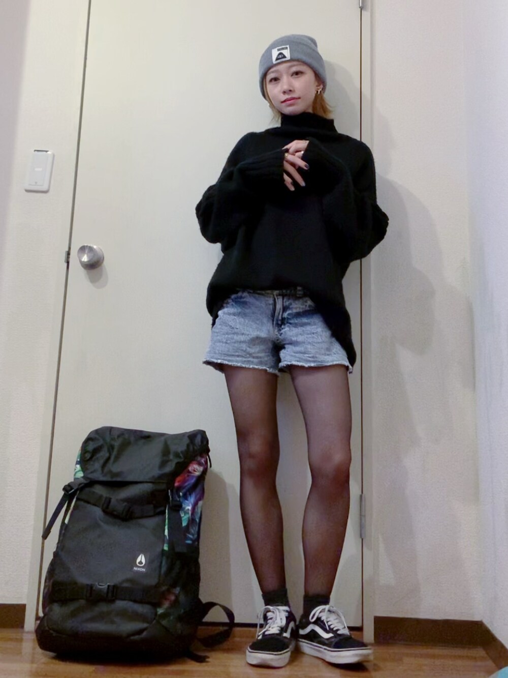 ブラック系のニット/セーター、ブルー系のデニムパンツ、ブルー系のダウンジャケット/コートを着用したレディースの冬コーディネートの3枚目の写真