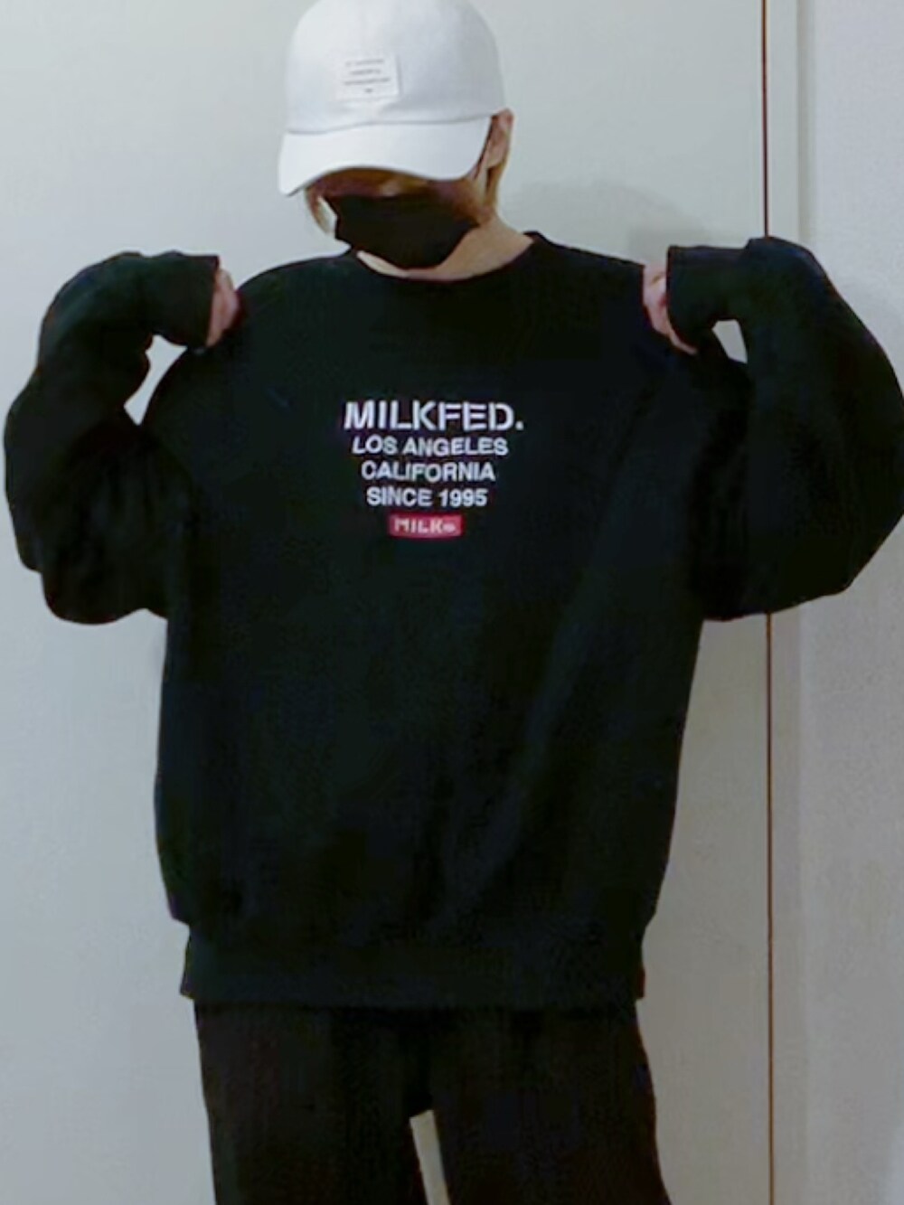 ブラック系のスウェット、ブラック系のその他パンツ、ホワイト系のブルゾンを着用したレディースの秋コーディネートの5枚目の写真