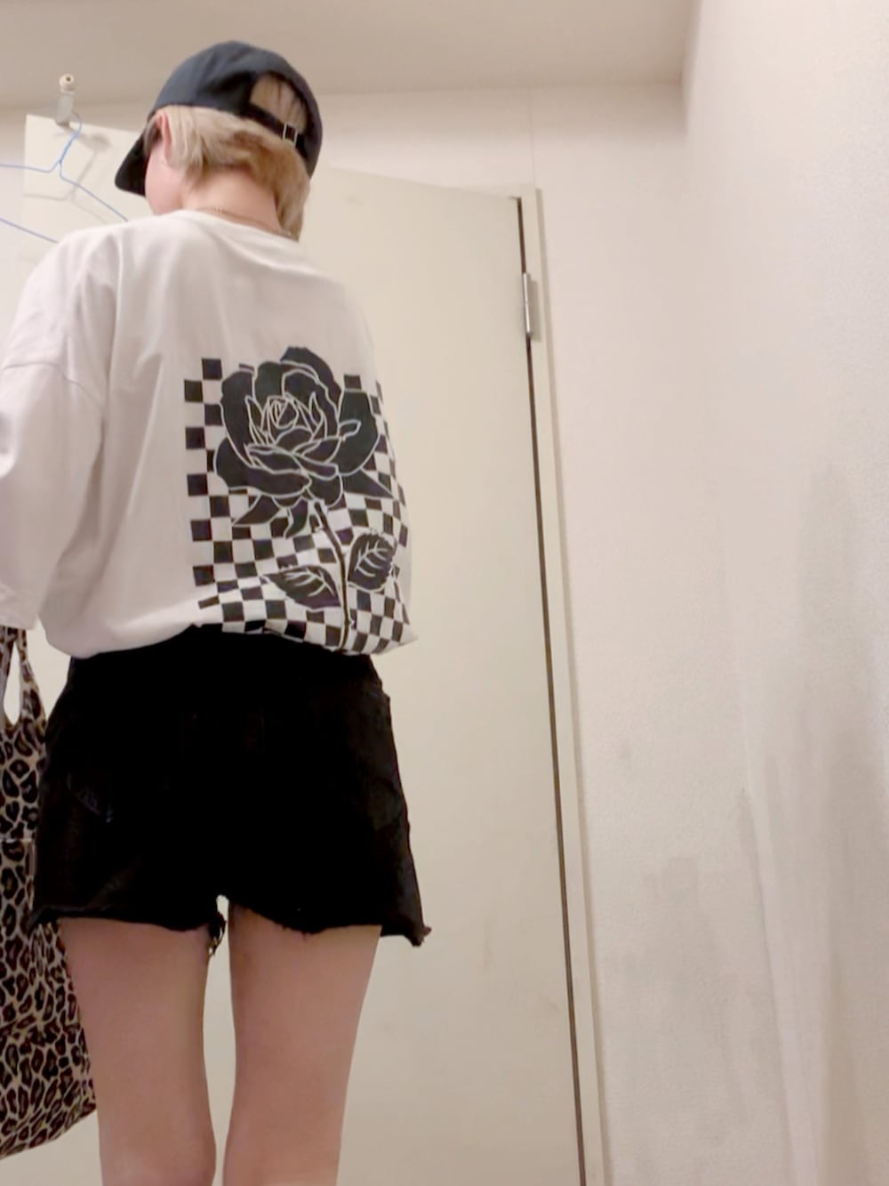 ホワイト系のTシャツ/カットソー、ブラック系のデニムパンツ、ブラック系のサンダルを着用したレディースの夏コーディネートの2枚目の写真