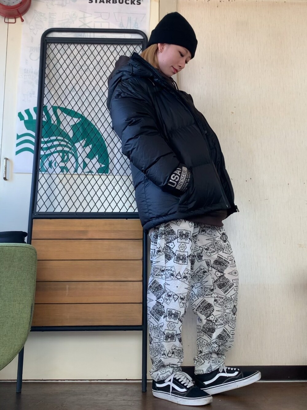 ブラック系のパーカー、ブラック系のニット/セーター、ホワイト系のその他パンツを着用したレディースの冬コーディネートの4枚目の写真