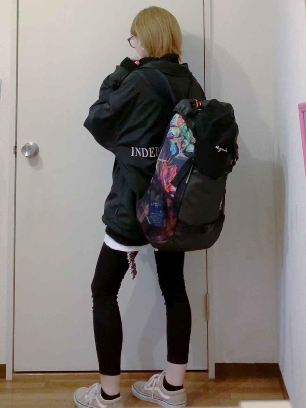 ブラック系のニット/セーター、ブラック系のナイロンジャケット、ベージュ系のスニーカーを着用したレディースの秋コーディネートの2枚目の写真