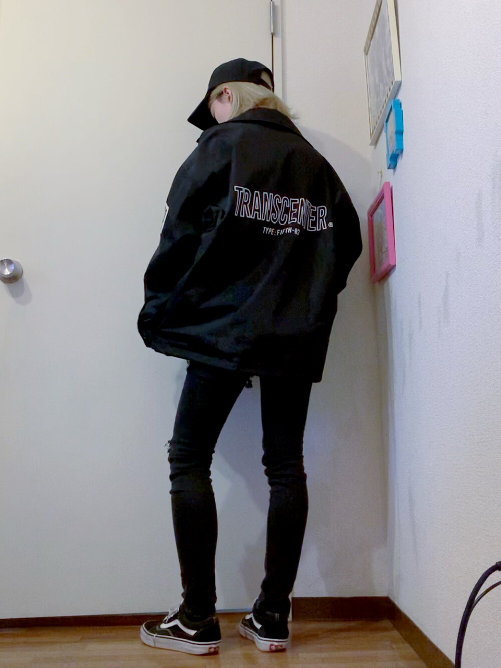 オレンジ系のニット/セーター、ブラック系のデニムパンツ、ブラック系のナイロンジャケットを着用したレディースの秋コーディネートの5枚目の写真