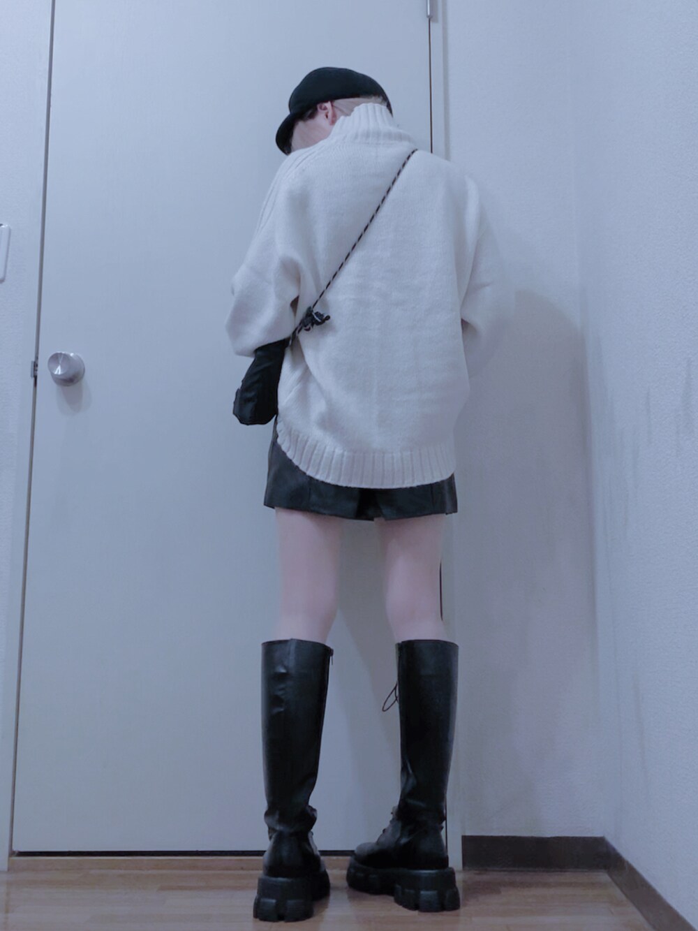 ホワイト系のムートンコート、ホワイト系のニット/セーター、ブラック系のその他パンツを着用したレディースの冬コーディネートの4枚目の写真