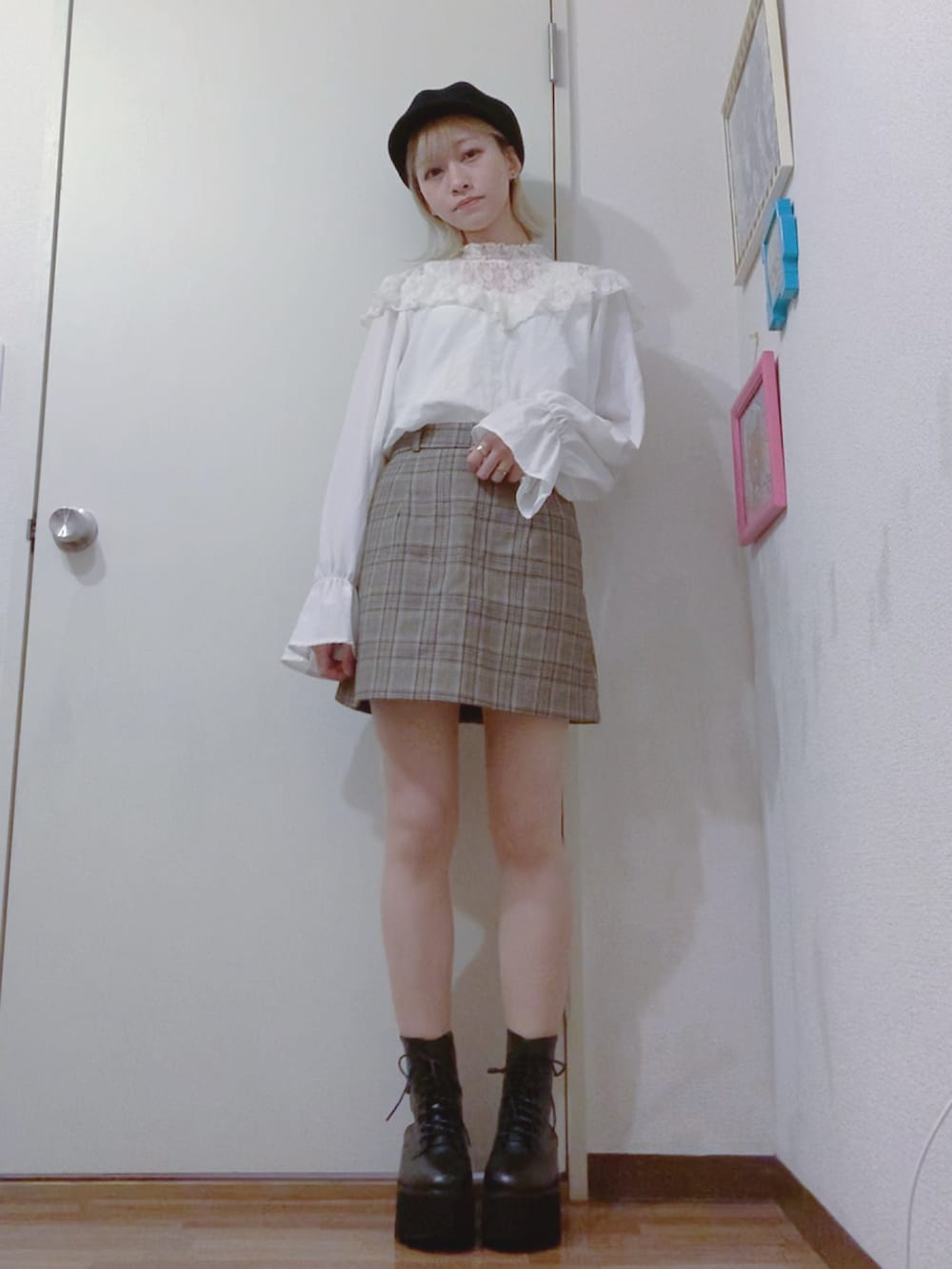 「秋コーデ、チェック、ミニスカート、ジャケット、セットアップ、厚底シューズ、ショートブーツ、リュック、キャスケット、ブラウス、オトナカジュアル、オトナガーリー、古着MIX、ブラウン、チェックジャケット」｜「？のアイテム（テーラードジャケット、ブラウン系）」を使った、あやらてさん（レディース・151cm）の秋コーディネートの4枚目の写真