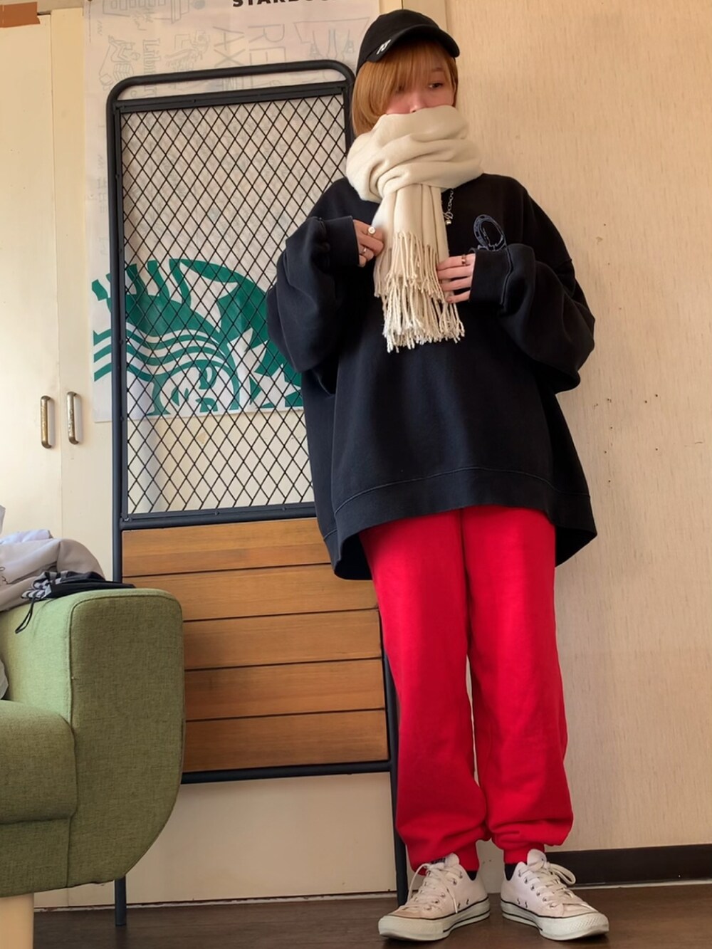 ブラック系のスウェット、レッド系のスウェットパンツ、ホワイト系のスニーカーを着用したレディースの冬コーディネートの2枚目の写真