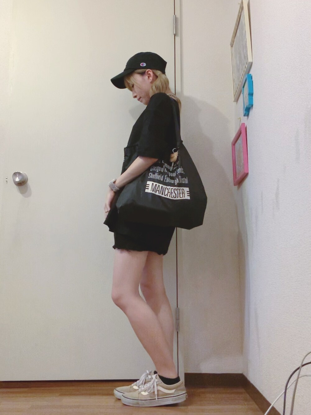 ブラック系のTシャツ/カットソー、ブラック系のデニムパンツ、ベージュ系のスニーカーを着用したレディースの夏コーディネートの3枚目の写真