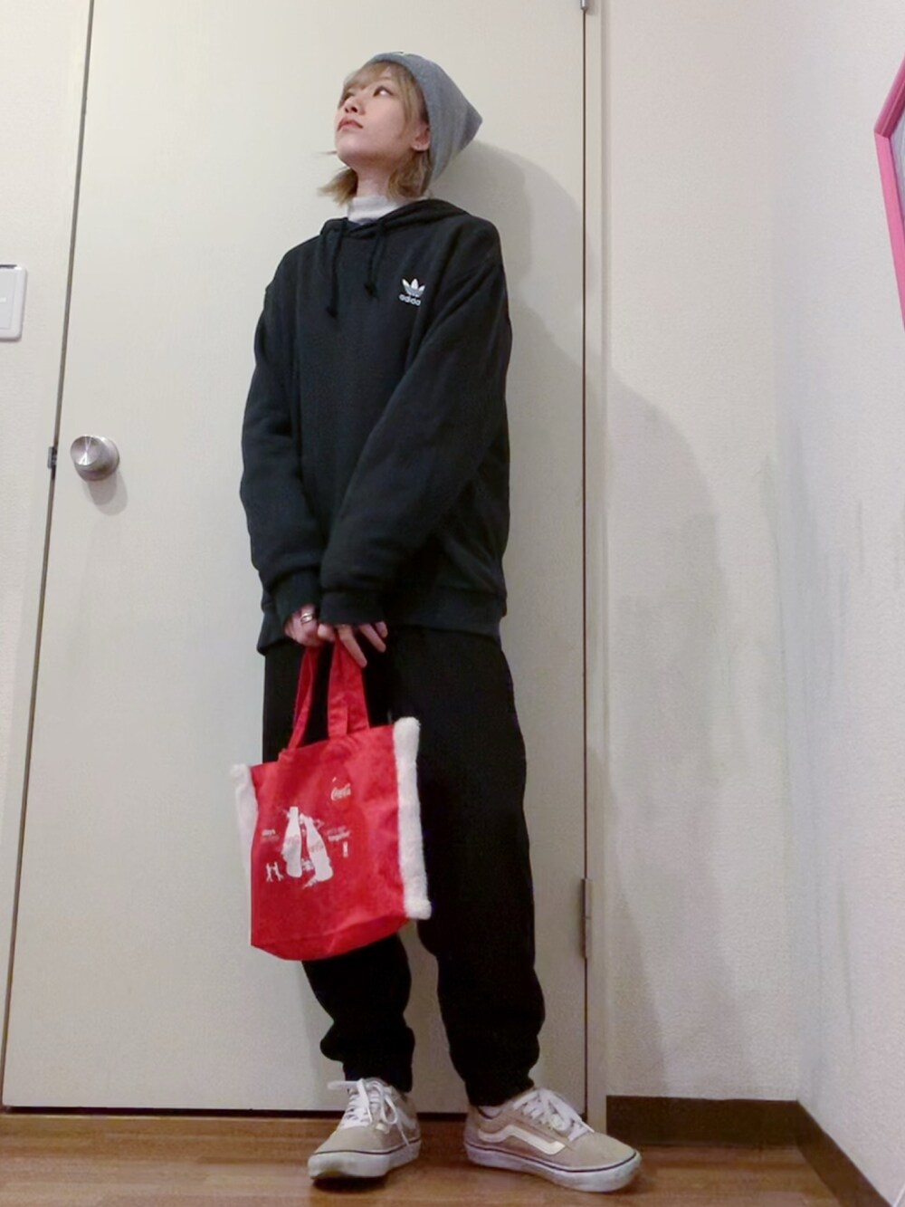 ブラック系のパーカー、ブラック系のその他パンツ、ベージュ系のスニーカーを着用したレディースの冬コーディネートの3枚目の写真