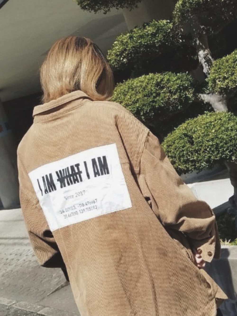 ベージュ系のシャツ/ブラウス、ブラック系のその他パンツ、ホワイト系のスニーカーを着用したレディースの春コーディネートの3枚目の写真