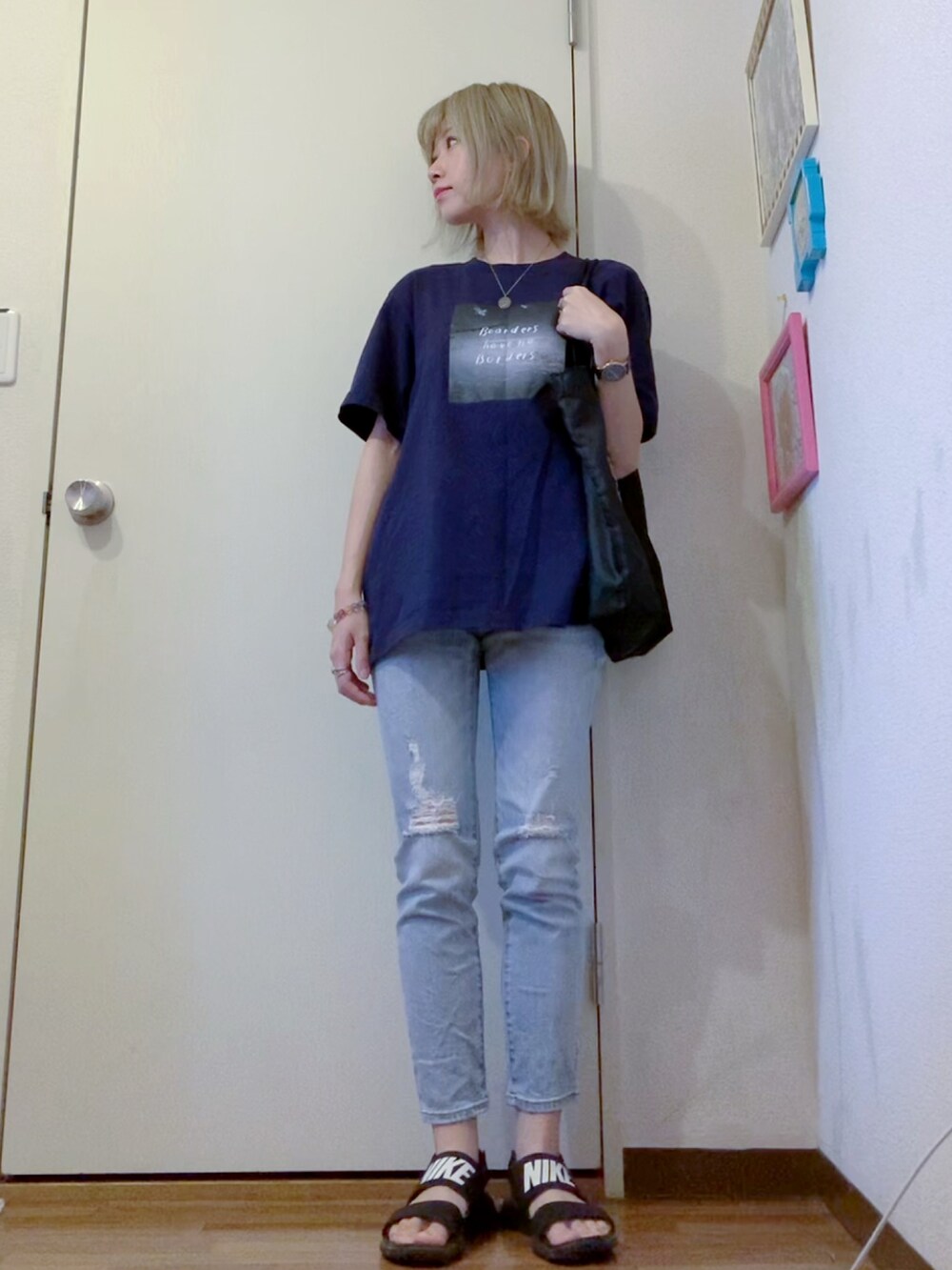 ブルー系のTシャツ/カットソー、ブルー系のデニムパンツ、ブラック系のサンダルを着用したレディースの夏コーディネートの2枚目の写真