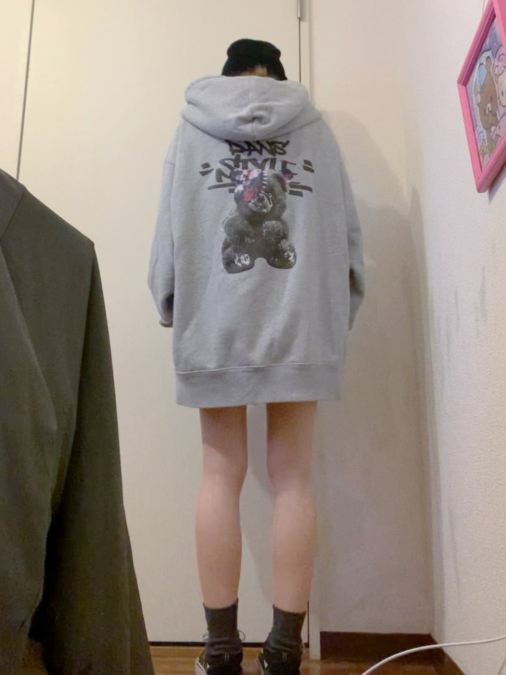 グレー系のパーカー、ブラック系のダウンジャケット/コート、ブラック系のニット/セーターを着用したレディースの冬コーディネートの3枚目の写真