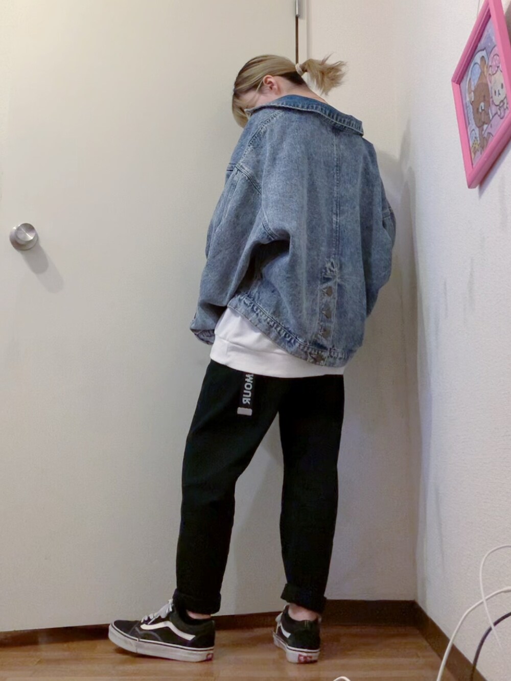 ブルー系のデニムジャケット、ホワイト系のTシャツ/カットソー、ブラック系のデニムパンツを着用したレディースの春コーディネートの2枚目の写真