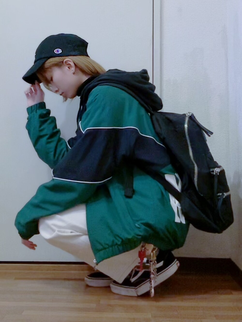 ブラック系のパーカー、グリーン系のブルゾン、グリーン系のブルゾンを着用したレディースの秋コーディネートの3枚目の写真