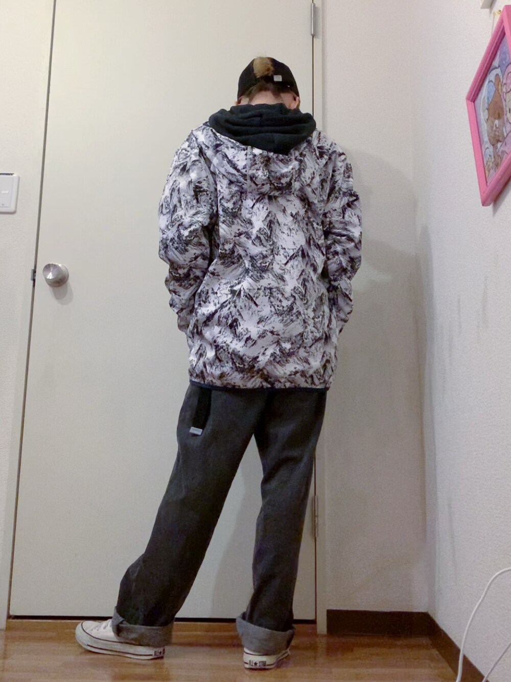 ホワイト系のその他アウター、ブラック系のパーカー、ブラック系のデニムパンツを着用したレディースの春コーディネートの3枚目の写真