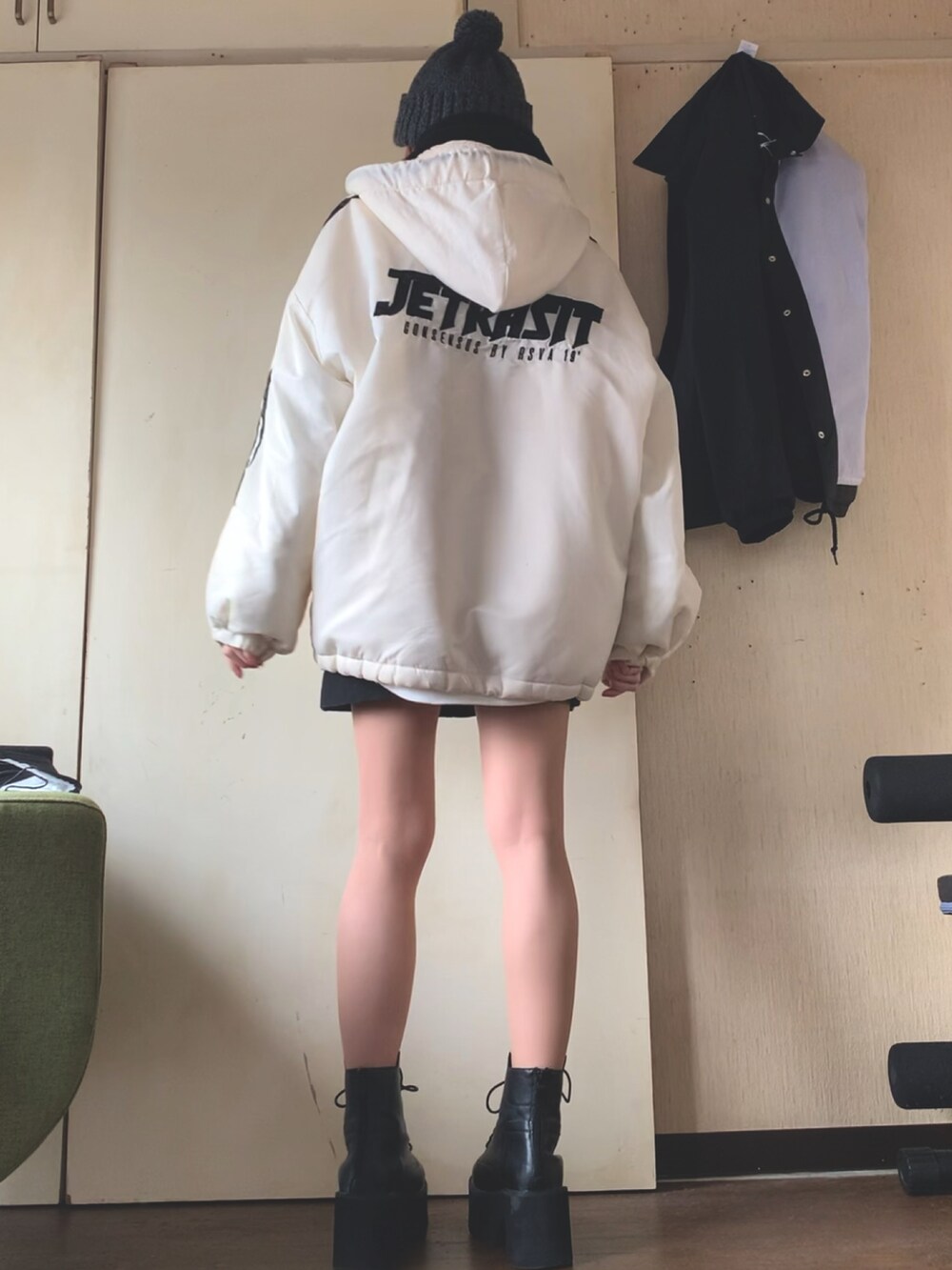 ホワイト系のブルゾン、ホワイト系のスウェット、ブラック系のスカートを着用したレディースの冬コーディネートの3枚目の写真